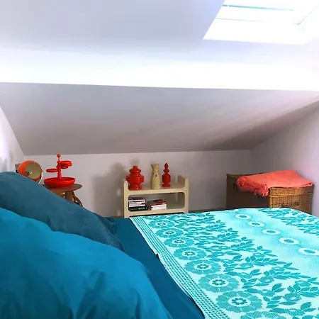 Дом отдыха Duplex With Vintage Decor, Private Garden Terrace Йер